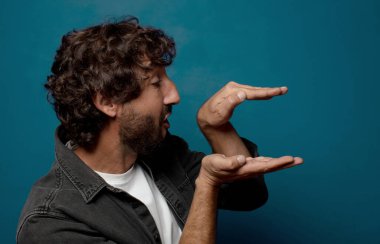 Kopya alanı olan genç, sakallı bir adam.