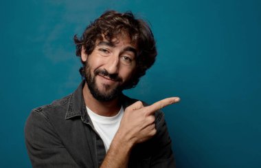 Kopya alanı olan genç, sakallı bir adam.