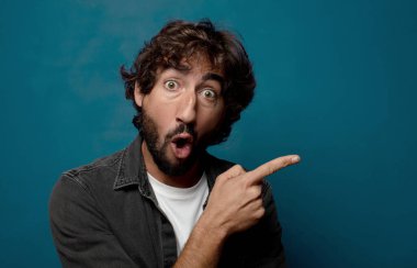 Kopya alanı olan genç, sakallı bir adam.