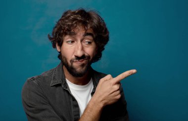 Kopya alanı olan genç, sakallı bir adam.