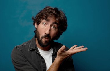 Kopya alanı olan genç, sakallı bir adam.