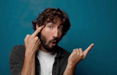 Kopya alanı olan genç, sakallı bir adam.