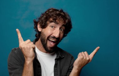 Kopya alanı olan genç, sakallı bir adam.