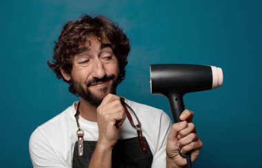 Genç yetişkin sakallı adam berber konsepti