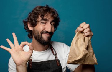 Genç, sakallı, erkek, kahve dükkânı.