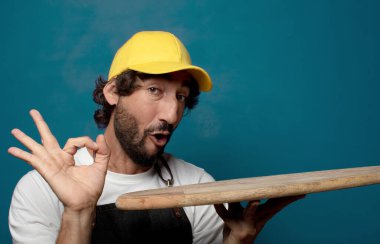 Boş bir masası olan genç, sakallı bir adam.