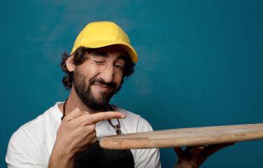 Boş bir masası olan genç, sakallı bir adam.