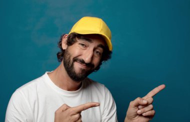 Genç yetişkin sakallı çalışan adam.