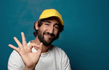 Genç yetişkin sakallı çalışan adam.