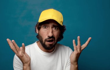 Genç yetişkin sakallı çalışan adam.