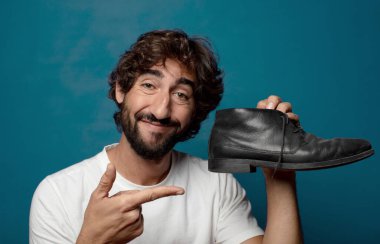 Genç, sakallı, deri çizmeli bir adam.