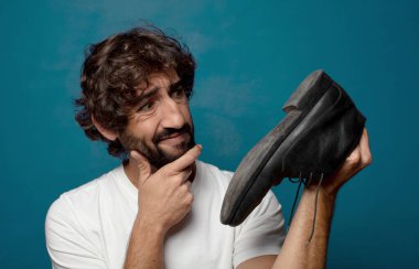 Genç, sakallı, deri çizmeli bir adam.