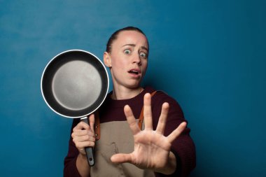 Korkuyorum, geri çekiliyorum ve korku ve panik içinde çığlık atıyorum. Kabusa tepki veriyorum.