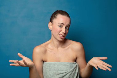 Şaşırmış, kafası karışmış ve stresli görünüyor, farklı seçenekler arasında merak ediyor, kararsız hissediyor.