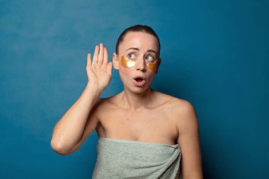 Ciddi ve meraklı görünmek, dinlemek, gizli bir konuşma ya da dedikodu duymaya çalışmak, kulak misafiri olmak.