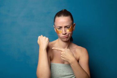 Sabırsız ve kızgın görünüyor, saatine bakıyor, dakiklik istiyor, zamanında gelmek istiyor.