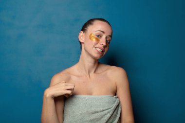 Kibirli, başarılı, pozitif ve gururlu görünüyor, kendini gösteriyor.