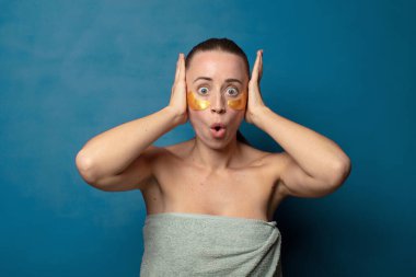 Heyecanlı ve şaşırmış görünüyor, ağzı açık, elleri başının üstünde, şanslı bir kazanan gibi hissediyor.