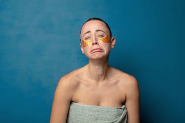 Üzgün ve mızmız hissediyorum, mutsuz bir bakışla, olumsuz ve hayal kırıklığına uğramış bir tavırla ağlıyorum.