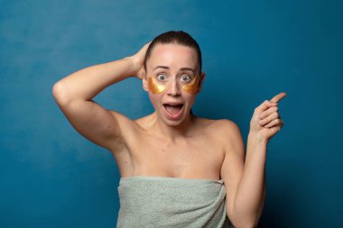 Gülüyor, mutlu, pozitif ve şaşırmış görünüyor. Yan fotokopi alanını işaret eden harika bir fikri fark ediyor.