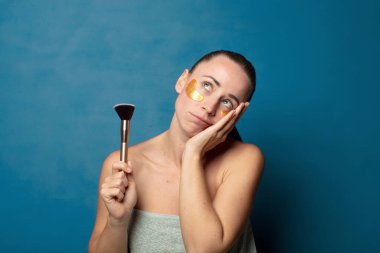 Sıkıldım, hayal kırıklığına uğradım ve uykum geldi. Yorucu, sıkıcı ve can sıkıcı bir işin ardından ellerimle yüzümü tuttum.