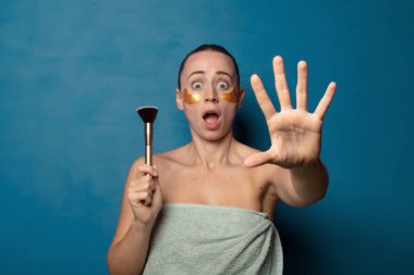 Sersemlemiş ve korkmuş hissediyorum. Korkutucu bir şeyden korkuyorum. Ellerim açık, uzak dur diyorum.