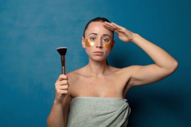 Kamerayı onur ve vatanseverlik adına askeri bir selamlama ile selamlamak, saygı göstermek.