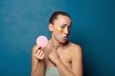 Endişeli, stresli, endişeli ve korkmuş, panikleyen ve dişlerini sıkan