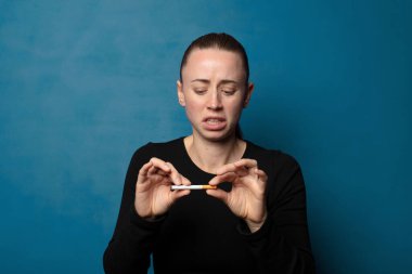 Sigara içen sarışın, güzel bir kadın.