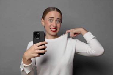 Stresli, endişeli, yorgun ve hayal kırıklığına uğramış, gömleğini çekmiş, sorunlu görünüyor.