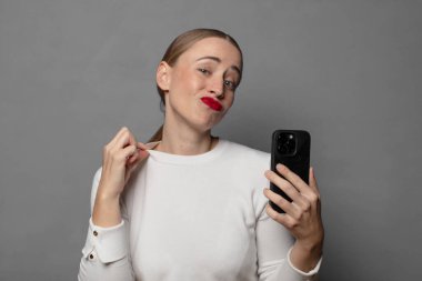 Kibirli, başarılı, pozitif ve gururlu görünüyor, kendini gösteriyor.