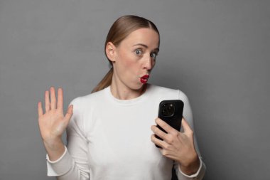 Gergin, endişeli ve endişeli görünüyor. Benim hatam olmadığını söylüyor. Yoksa ben yapmadım.