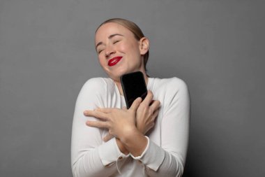 Aşık olmak, gülümsemek, kendine sarılmak, bekar kalmak, bencil ve bencil olmak.