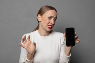 İğrençsin, sinir bozucusun, dilini dışarı çıkarıyorsun, iğrenç ve iğrenç bir şeyden hoşlanmıyorsun.