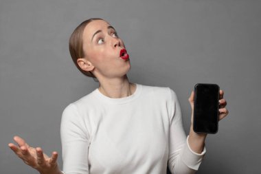 Opera sahnelemek ya da konserde şarkı söylemek, romantik, sanatsal ve tutkulu hissetmek.