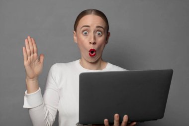 Bir nesneyi iki eliyle tutmak, bir nesneyi göstermek, sunmak veya reklamını yapmak