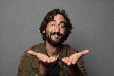 Mutlu bir şekilde gülümseyen, kendine güvenen, olumlu bakışlı, bir nesne ya da konsept sunan ve gösteren