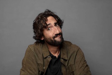 Omuz silkmek, kafası karışık ve kararsız hissetmek, kolları çapraz ve şaşkın bir bakış ile şüpheye düşmek