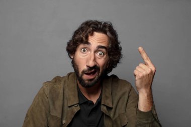 Kafan karışık ve şaşkın, deli, deli ya da aklını kaçırmış olduğunu gösteriyorsun.