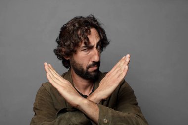 Bu tavrından rahatsız ve bıkkın görünüyorsun, yeter artık! Eller önde çapraz, durmanı söylüyor.