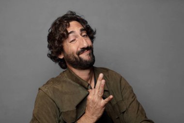 Kibirli, başarılı, pozitif ve gururlu görünüyor, kendini gösteriyor.