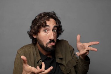 Aptal ve kafası karışık hissediyorum, hiçbir fikrim yok, aptal ya da aptal bir bakışla kafam karıştı.