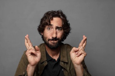 Tedirgin bir şekilde şans dilemek ve endişeli bir bakışla iyi şanslar dilemek.