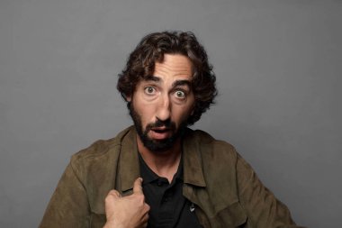 Şok olmuş ve şaşırmış bir halde, ağzı açık, kendini işaret eden.