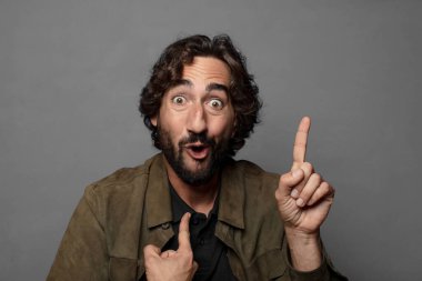 Gururlu ve şaşırmış hissediyorum, özgüvenimi gösteriyorum, kendimi başarılı hissediyorum.