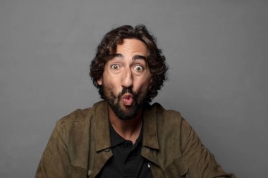 Sevimli, eğlenceli, mutlu, sevimli bir yüz ifadesiyle dudakları birbirine bastırmak, öpücük göndermek.