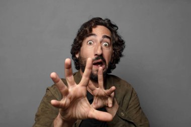 Korkuyorum, geri çekiliyorum ve korku ve panik içinde çığlık atıyorum. Kabusa tepki veriyorum.