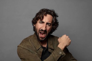 Mutlu, tatmin olmuş ve güçlü hissediyorum, kaslı ve formda, spor salonundan sonra güçlü görünüyor.