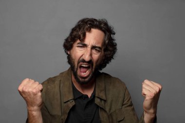 Kızgın bir ifadeyle saldırganca bağırmak ya da başarıyı kutlayan yumruklarla.