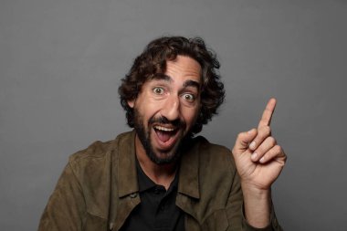 Bir fikri fark ettikten sonra mutlu ve heyecanlı bir dahi gibi hissetmek, neşeli bir şekilde parmak kaldırmak, eureka!